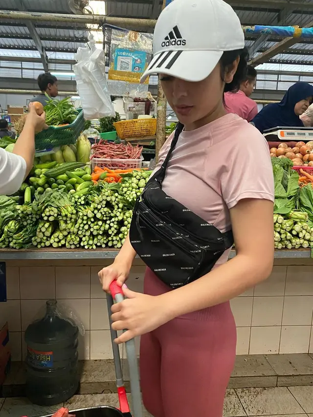 Gaya Selvy Kitty Saat Belanja di Pasar (sumber: instagram/@selvikitty)