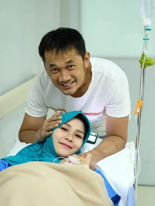 Kebahagiaan pastinya sangat dirasakan pasangan Hanung Bramantyo dan Zaskia Adya Mecca. Keluarga kecil mereka kini bertambah anggota baru, yakni si mungil Bhre Kata Bramantyo. Selamat, Hanung dan Zaskia! (Foto: Instagram)