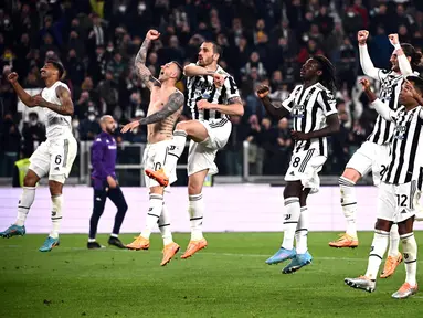 Para pemain Juventus merayakan kemenangan atas Fiorentina pada pertandingan leg kedua semifinal Coppa Italia di Stadion Juventus, Turin, Italia, 20 April 2022. Juventus menang 2-0. (Marco BERTORELLO/AFP)