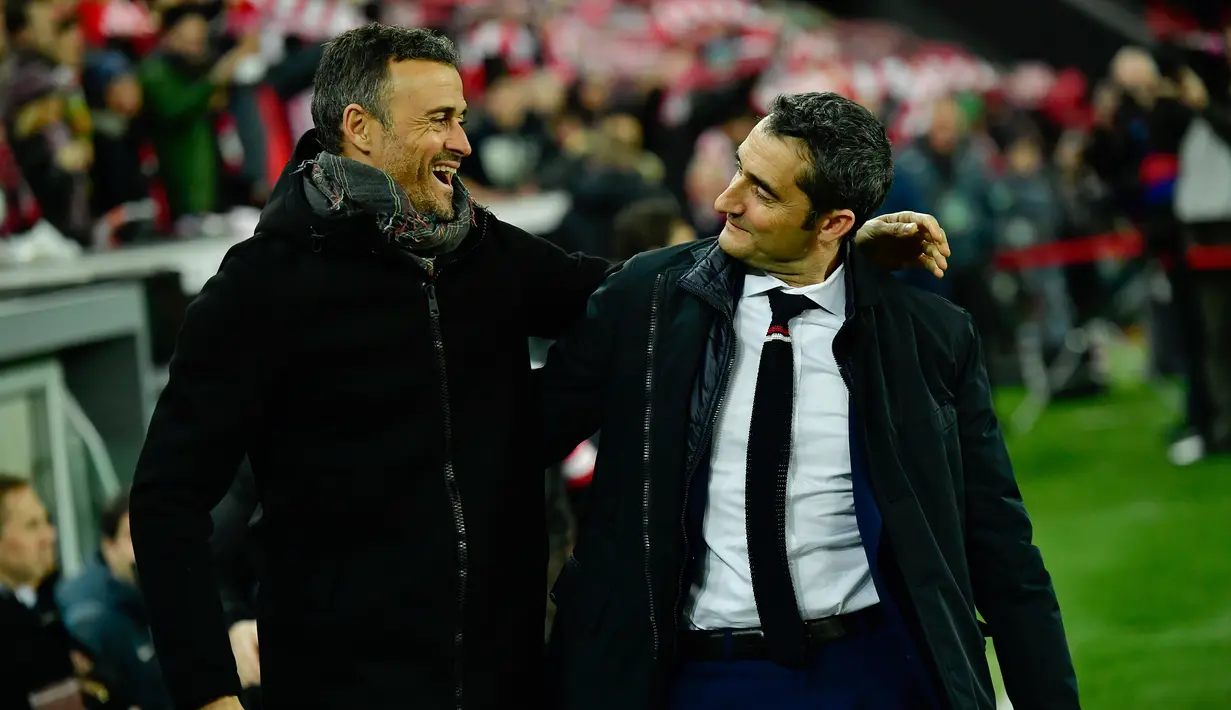 Pelatih Barcelona Luis Enrique berbincang dengan Ernesto Valverde saat pertandingan Copa del Rey, Barca melawan Athletic Bilbao pada 5 Januari 2017. Valverde menggantikan posisi Luis Enrique, yang mundur di akhir musim. (AP Photo/Alvaro Barrientos, File)