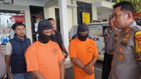 Polisi mengamankan dua tersangka carok di Bangkalan yang merupakan kakak-adik. (Istimewa/tribratanews)