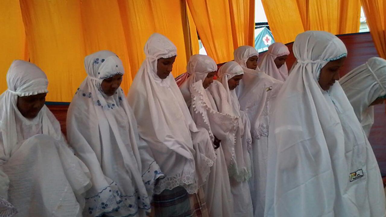 YMN Salurkan 100 Mukena untuk Pengungsi Rohingya