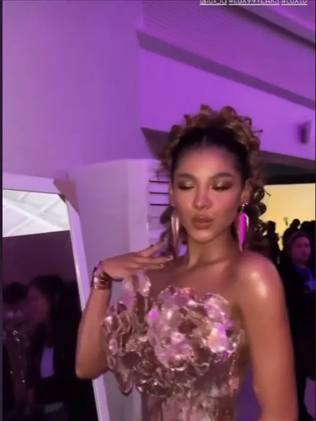 6 Potret Penampilan Zsa Zsa Utari Catwalk di JFW, Didukung Ikut Miss Universe