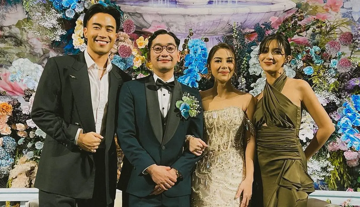 Sheila Dara dan Vidi Aldiano tampil serasi di pernikahan Adinda Thomas. Tampak keduanya berfoto bersama mempelai pengantin. Dalam keterangan foto Instagram, Vidi yang dikenal sebagai duta kondangan pun mengucapkan selamat atas pernikahan Adinda dan Raka. Ia juga menuliskan candaan, “Selamat datang di group per-rumah tangga-an!” (Liputan6.com/IG/@vidialdiano)