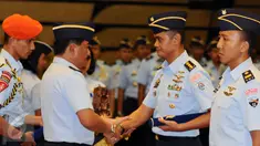 KSAU, Marsekal TNI Hadi Tjahjanto menyalami Letkol PNB Anton Palaguna usai memberikan penghargaan Welldone di Mabes TNI AU, Jakarta, Jumat (21/4). Welldone diberikan atas tingginya profesionalisme kedua penerbang. (Liputan6.com/Helmi Fithriansyah)