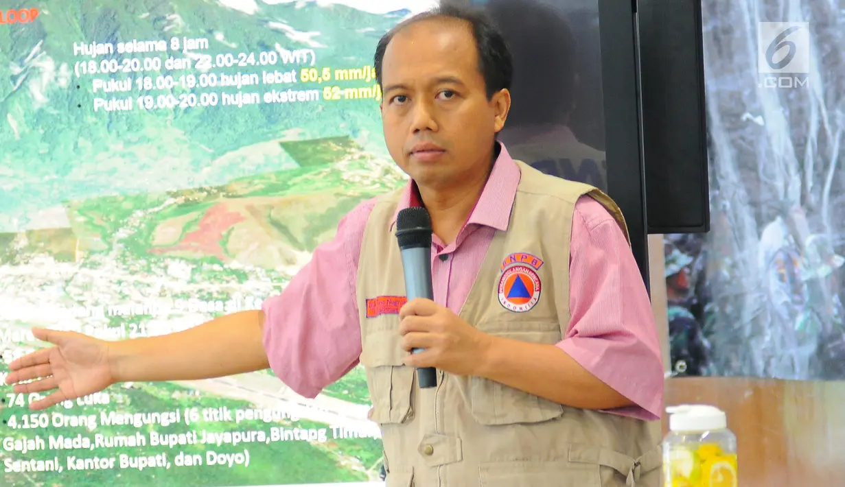 Kepala Pusat Data dan Informasi BNPB Sutopo Purwo Nugroho memberikan pemaparan terkait dampak  banjir bandang di Sentani, Jayapura di kantornya, Jakarta, Minggu (17/3). Sebanyak 4.000-an orang mengungsi akibat bencana alam itu. (Liputan6.com/Angga Yuniar)