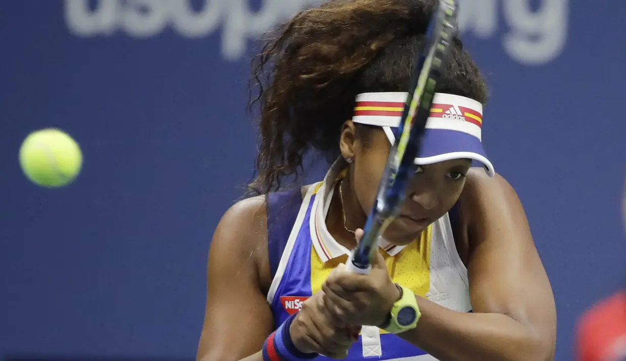 Petenis Jepang, Naomi Osaka, mengembalikan bola saat bertanding melawan petenis Jerman, Angelique Kerber, pada laga turnamen AS Terbuka 2017 di New York, Selasa (29/8/2017). Angelique Kerber kalah 3-6 dan 1-6 dari Naomi Osaka. (AP/Frank Franklin II)