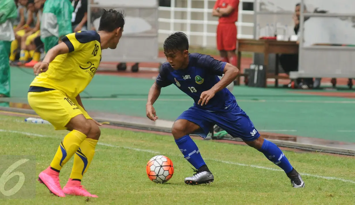 Gelandang Jawa Barat, Febri Hariyadi (kanan) berusaha mengecoh pemain Jawa Tengah di laga perdana sepakbola Grup A PON XIX Jabar di Stadion Pakansari, Bogor, Rabu (14/6). Jawa Barat unggul 2-1 atas Jawa Tengah. (Liputan6.com/Helmi Fithriansyah)