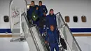 Firmino, Danilo, Filipe Luis dan Miranda turun dari pesawat di Sochi airport, Rusia, (11/6/2018). Brasil berada pada grup E dengan Kosta Rika, Swis dan Serbia. (AFP/Nelson Almeida)