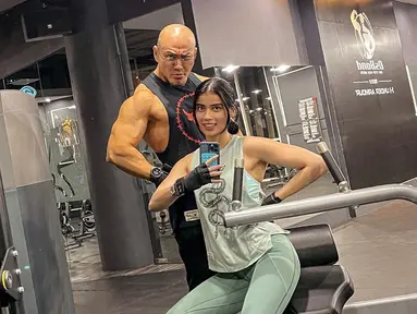 Pasangan Deddy Corbuzier dan Sabrina Chairunnisa memang sama-sama memiliki hobi olahraga nge-gym. Momen kompak keduanya saat nge-gym sering diabadikan di Instagram. Tak heran kebersamaan mereka ini sukses bikin baper. (Liputan6.com/IG/@sabrinachairunnisa_)