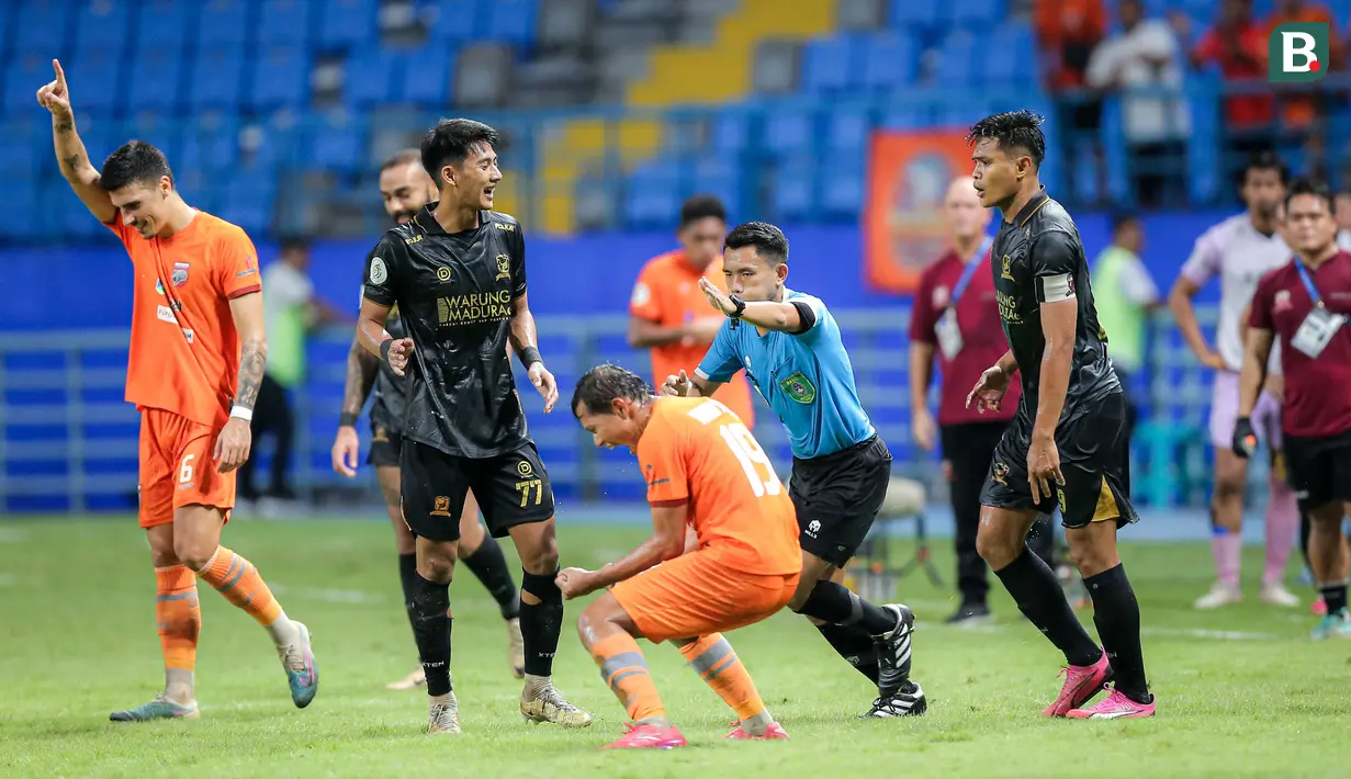 <p>Wasit Naufal Adya Fairuski memutuskan memberi hadiah penalti kepada Borneo FC setelah memeriksa rekaman VAR saat menghadapi Madura United pada laga leg kedua semifinal Championship Series BRI Liga 1 2023/2024 di Stadion Batakan, Balikpapan, Kalimantan Timur, Minggu (19/5/2024). (Bola.com/Bagaskara Lazuardi)</p>