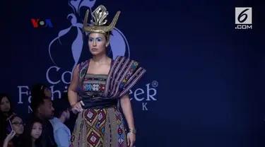 Kain tenun khas Indonesia mencuri perhatian di New York Fashion Week 2017. Penampilan khas kain ini ternyata disukai undangan yang datang.