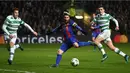 Lionel Messi saat mencetak gol pertama Barcelona ke gawang Celtic pada laga kelima Grup C Liga Champions di Celtic Park, Rabu (23/11/2016). (AFP/Paul Ellis)