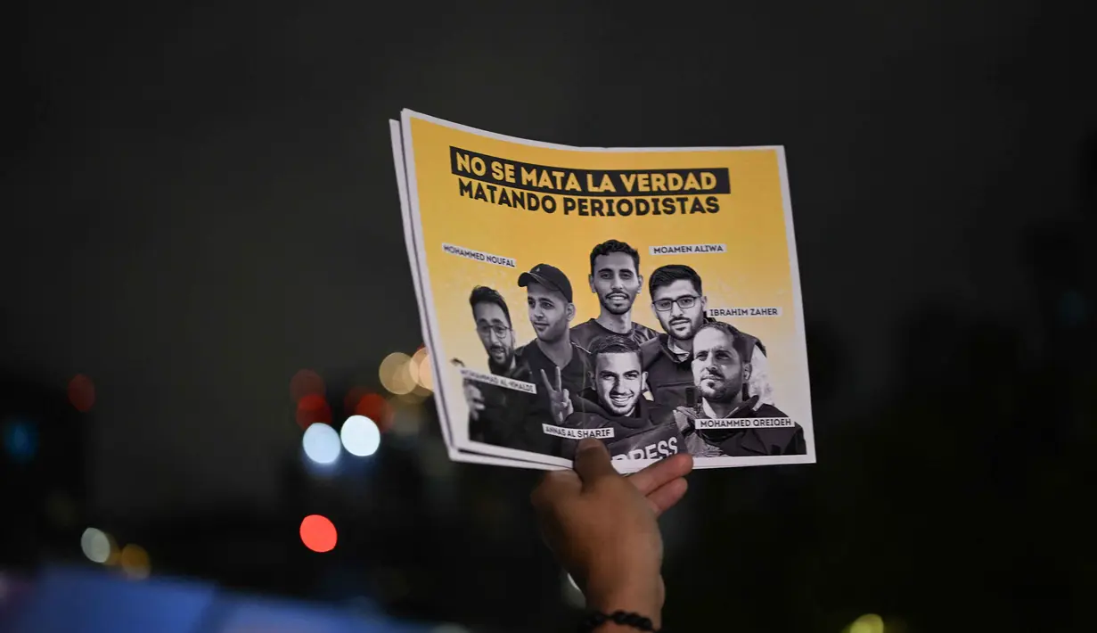 Sejumlah aksi unjuk rasa dan peringatan serta penghormatan digelar di beberapa negara untuk menyerukan kecaman terhadap serangan Israel yang menewaskan setelah lima jurnalis Al Jazeera dan dua jurnalis lepas di Gaza. (Yuri CORTEZ/AFP)