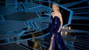 Aktris Nicole Kidman saat akan membacakan nominator untuk kategori Best Original Screenplay dalam Piala Oscar 2018 di Dolby Theatre di Los Angeles, Amerika Serikat, Minggu (4/3). (Chris Pizzello/Invision/AP)