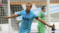 Striker Tottenham Hotspur, Harry Kane, melakukan selebrasi usai membobol gawang Newcastle United pada laga Premier League di Stadion St. James Park, Rabu (15/7/2020). Tottenham menang dengan skor 3-1. (Owen Humphreys/Pool via AP)