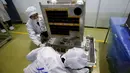 Staf dari Japan Aerospace Exploration Agency (JAXA) saat mempersiapkan Diwata - 1 di JAXA Tsukuba Space Center, Jepang, (13/1). Alat ini nantinya bermanfaat bagi bidang keamanan dan penanggulangan bencana. (REUTERS / Yuya Shino)