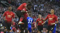 Para pemain Manchester United merayakan gol yang dicetak oleh Paul Pogba ke gawang Leicester City pada laga Premier League di Stadion Old Trafford, Jumat (10/8/2018). Manchester United menang 2-1 atas  Leicester City. (AP/Jon Super)