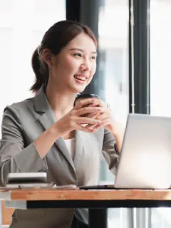 Perempuan dan aura positif./Copyright&nbsp;shutterstock.com/g/babatos
