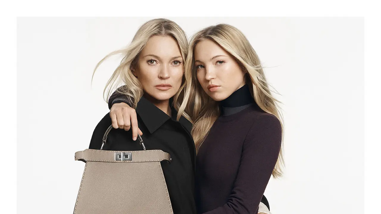 Pesona Kompak Kate Moss dan Lila Grace Moss di Kampanye Terbaru Fendi Peekabo, Tampil Kembar Bak Pinang Dibelah Dua