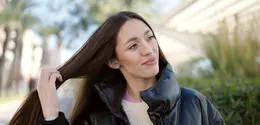 rambut sebagian besar tersusun dari protein, sehingga kekurangan nutrisi tertentu seperti protein, zinc, dan omega 3 dapat menyebabkan rambut menjadi lemah, kusam, bahkan rontok. (foto/dok: freepik/krakenimages.com)