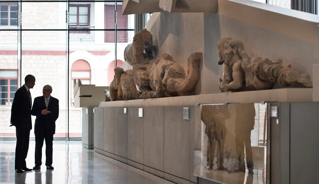 Presiden AS Barack Obama mendengarkan penjelasan Presiden Museum Acropolis, Profesor Dimitrios Pandermalis saat berkunjung ke Athena, Yunani (16/11). Kunjungan ini adalah kunjungan terakhir Obama saat menjabat sebagai presiden. (AFP/Brendan Smialowski)
