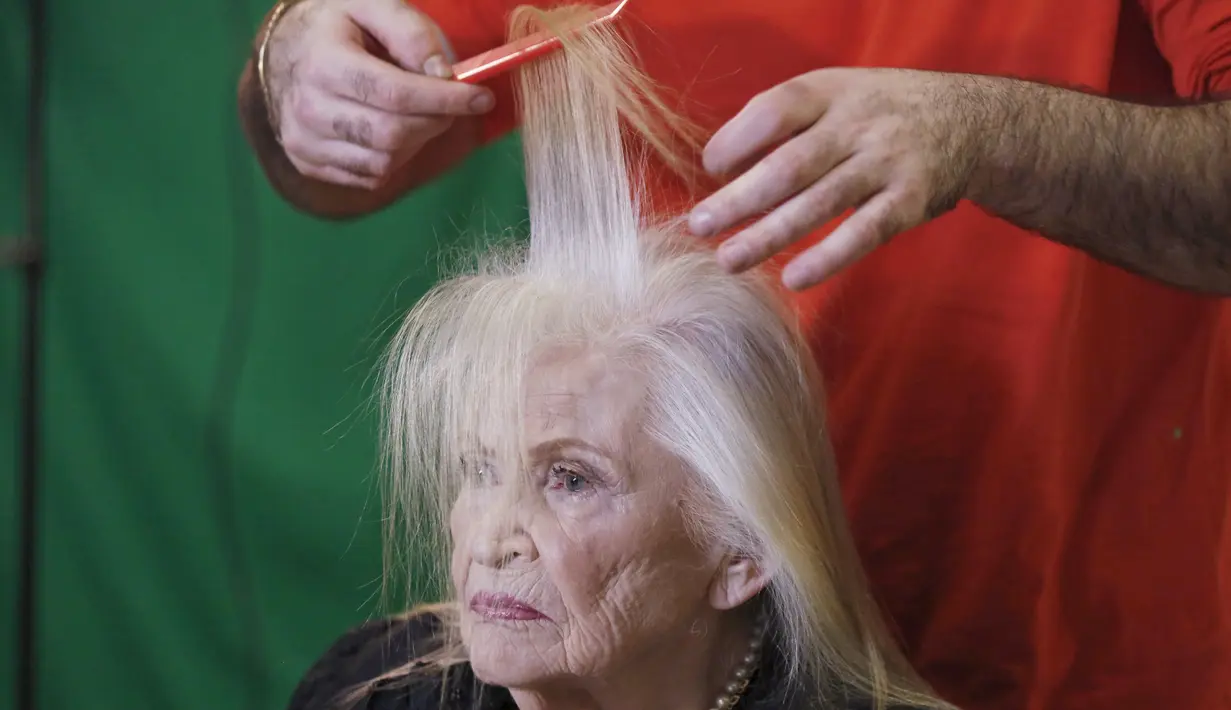 Sarah Israel (85) dirias sebelum mengikuti kontes kecantikan Miss Holocaust Survivor di Israel, Selasa (24/11). 13 wanita lansia mengikuti kontes kecantikan tahun ketiga yang diperuntukkan bagi korban selamat genosida Nazi. (REUTERS/Amir Cohen)