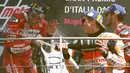 Pembalap Marc Marquez dan Andrea Dovizioso menyemprotkan sampanye ke Pembalap Ducati asal Italia, Danilo Petrucci di atas podium usai Grand Prix MotoGP Italia di sirkuit Mugello di Scarperia, Italia (2/6/2019). (AP Photo/Antonio Calanni)