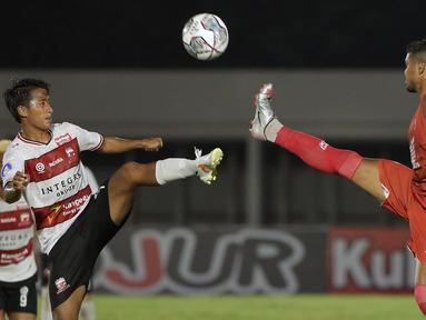 Madura United dan PSM Makassar harus puas berbagi poin pada laga pekan kedua BRI Liga 1 2021/2022 yang berlangsung di Stadion Madya, Minggu (12/09/2021) malam WIB. Pertandingan tersebut berakhir dengan skor 1-1. (Foto: Bola.com/Ikhwan Yanuar)