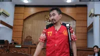 Siang tadi, guru spiritual artis itu datang mengenakan rompi tahanan warna merah. Ia mengaku tergangu dengan kamera wartawan yang terus menyorotnya. (Adrian Putra/Bintang.com)