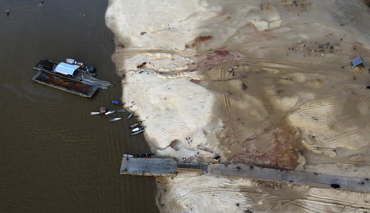 Dermaga kapal terkena dampak kekeringan dekat Sungai Solimões, Tefe, Amazonas, Brasil, Rabu (19/10/2022). Akibat kekeringan ini warga mengalami kekurangan air, adanya penjatahan bahan bakar dan kekurangan makanan. (AP Photo/Edmar Barros)