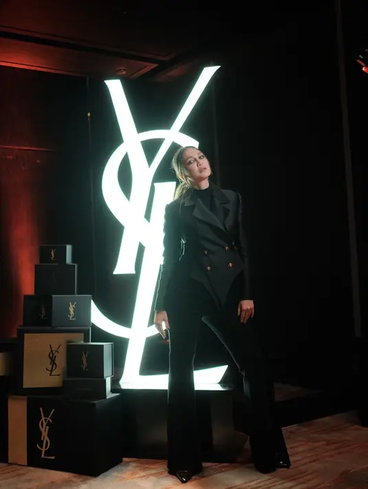 Melihat lagi all black outfit ala Luna Maya. Turtleneck dilapisi dengan blazer berkancing emas, dipadu dengan celana panjang yang seluruhnya berwarna hitam. Kakinya terlihat lebih jenjang dan sempurna dengan heels hitam. Foto: Instagram.