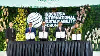 Penandatanganan Perjanjian Pembelian Hidrogen Hijau antara PLN dengan PT Pupuk Indonesia (Persero) dan ACWA Power dalam agenda Indonesia International Sustainability Forum (IISF) 2024. (Dok PLN)