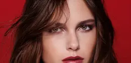 Mulai dari eyeshadow hingga lipstik, pilihan warna yang lebih berani dapat membuat tampilan terasa berbeda tanpa harus mengikuti satu gaya tertentu. (Foto/Dok: Louis Vuitton)