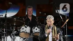 Komposer dunia David Foster tampil dalam gelaran Batik Music Festival 2019 di Candi Prambanan, Yogyakarta, Sabtu (5/10/2019). Meski di usia yang hampir menginjak 70 tahun, David Foster tetap tampil prima di hadapan ribuan penonton. (Kapanlagi.com/Bambang Ekoros Purnama)