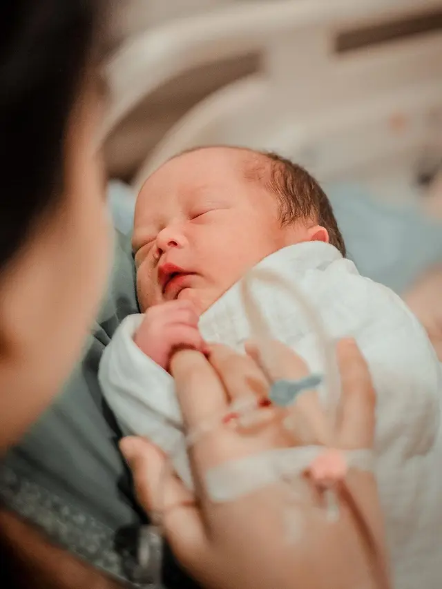 6 Potret Anak Conchita Caroline yang Baru Lahir, Lucu dan Menggemaskan