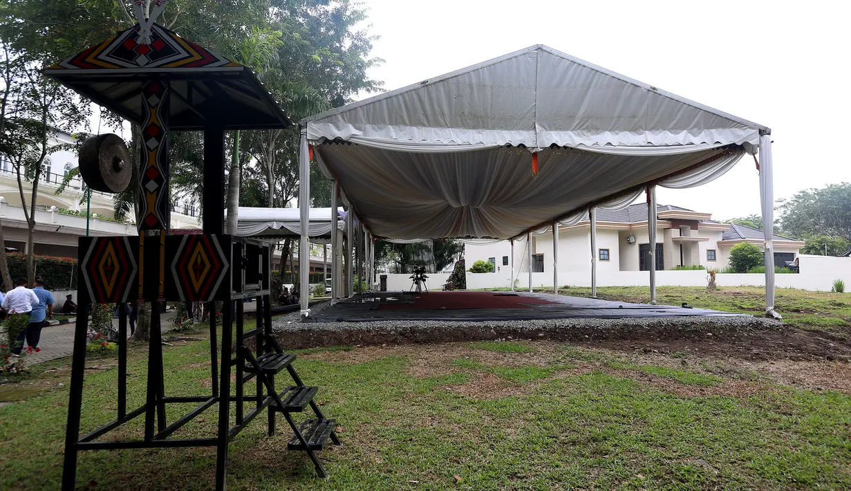 Sebuah tenda terpasang di lokasi acara ngunduh mantu Kahiyang Ayu dan Bobby Nasution di Komplek Bukit Hijau Regency, Medan, Kamis (23/11). Rangkaian upacara adat dan resepsi Kahiyang dan Bobby dilangsungkan 24-26 November. (Liputan6.com/Johan Tallo)