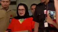 Pihak keluarga menyarankan agar Dewie Yasin Limpo yang tertangkap tangan menerima suap oleh KPK bertanggungjawab pada apa yang dilakukan.