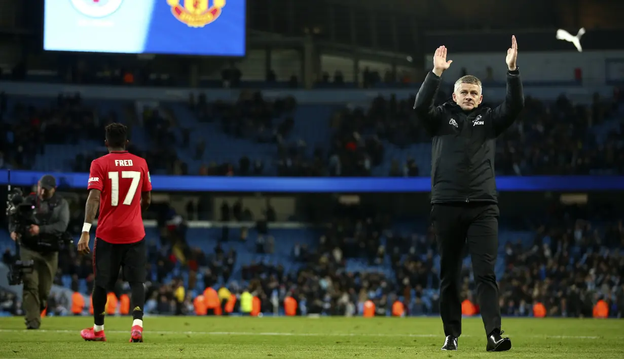 Pelatih Manchester United, Ole Gunnar Solskjaer bertepuk tangan ke arah fans usai pertandingan semifinal Piala Liga Inggris di stadion Etihad, Manchester, Rabu (29/1/2020). MU menang 1-0 atas City namun gagal ke final karena skor agregat 3-2. (AP Photo/Dave Thompson)