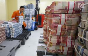 Petugas menata tumpukan uang kertas di Cash Center Bank BNI di Jakarta, Kamis (6/7). Nilai tukar rupiah terhadap dolar Amerika Serikat (USD) pada sesi I perdagangan hari ini masih tumbang di kisaran level Rp13.380/USD. (Liputan6.com/Angga Yuniar)