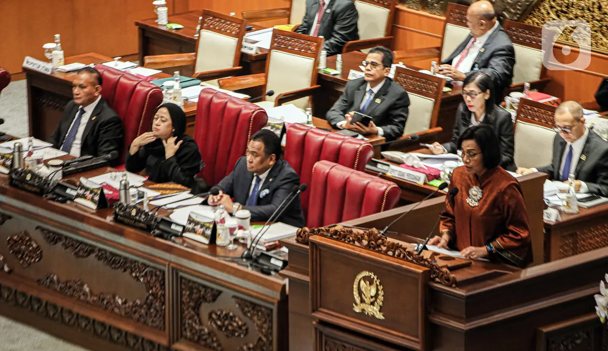 Selain itu, rapat juga membahas pengambilan keputusan terhadap RUU Usul Inisiatif Badan Legislatif tentang Perubahan ke-2 Atas UU No. 6 Tahun 2014 tentang Desa Menjadi RUU Usul DPR. (Liputan6.com/Faizal Fanani)