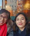 Dian Sastrowardoyo mengunggah potret dirinya bersama sang ibunda. Dian tampil dengan baju hitam sedangkan, ibundanya mengenakan coat hoodie berbulu syal merah. [@therealdisastr]