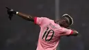 Pemain Juventus, Paul Pogba dengan gaya selebrasi unik usai menang melawan  Sampdoria pada lanjutan Liga Italia Serie A di Stadion Marassi, Genoa, Senin (11/1/2016) dini hari WIB.  (Reuters/Giorgio Perottino)