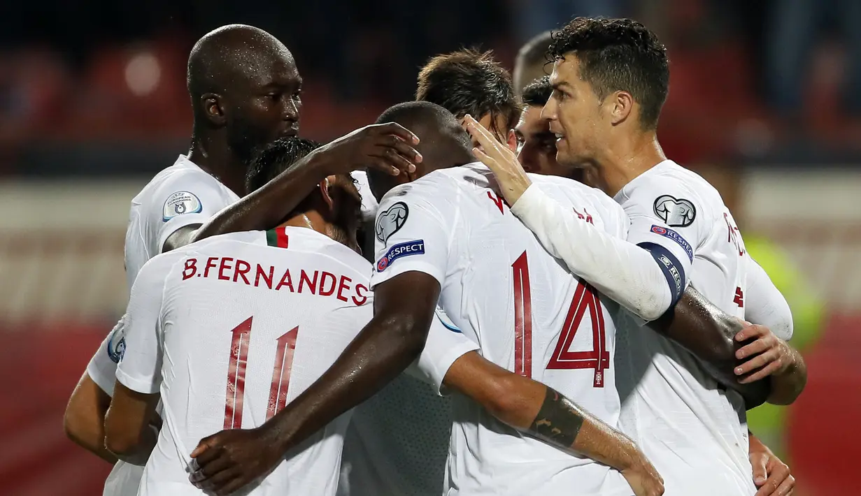 Para pemain Portugal merayakan gol yang dicetak William Carvalho ke gawang Serbia pada laga Kualifikasi Piala Eropa 2020 di Belgrade, Sabtu (7/9). Serbia kalah 2-4 dari Portugal. (AFP/Pedja Milosavljevic)