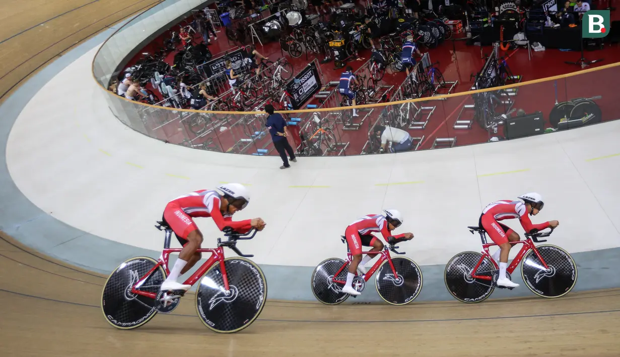 Tim balap sepeda Indonesia berkompetisi pada babak kualifikasi nomor team pursuit putra UCI Track Nation Cup 2023 yang berlangsung di Jakarta International Velodrome, Rawamangun, Jakarta, Kamis (23/2/2023). (Bola.com/Bagaskara Lazuardi)