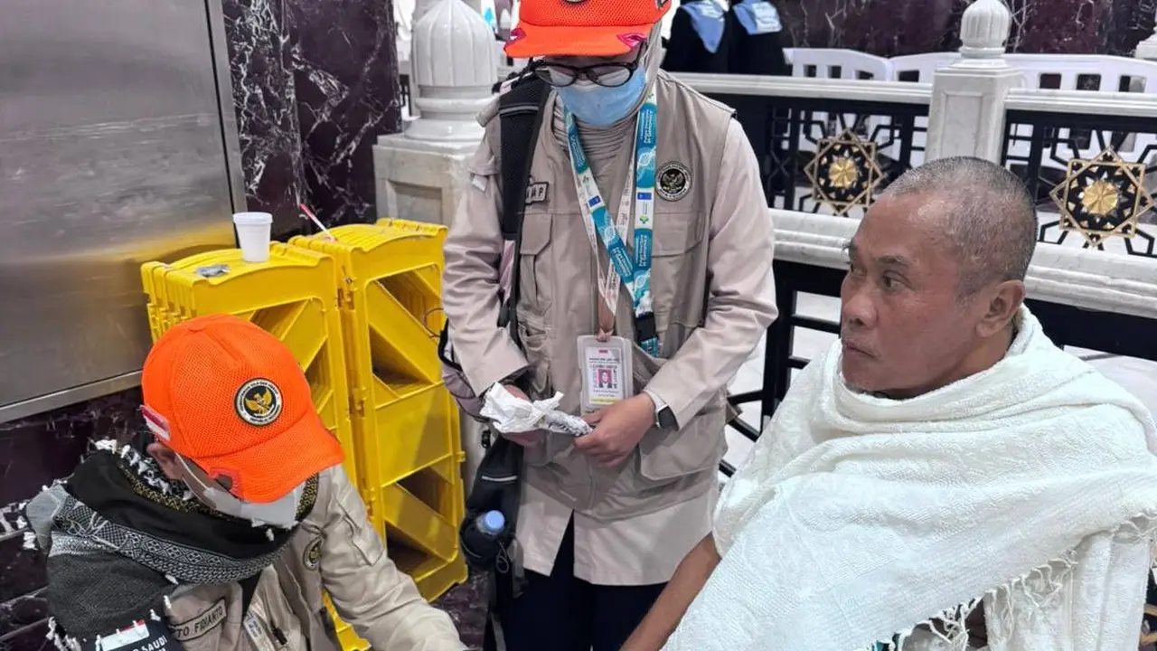 Momen petugas memberikan bantuan medis kepada jemaah haji