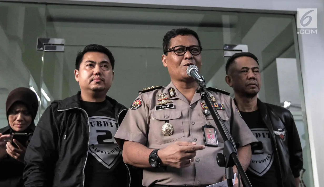 Kabid Humas Polda Metro Jaya Kombes Raden Prabowo Argo Yuwono memberi keterangan penangkapan aktor Riza Shahab di Polda Metro Jaya, Jakarta, Jumat (13/4). Riza Shahab dan Reza Alatas ditangkap seusai pesta sabu. (Liputan6.com/Faizal Fanani)