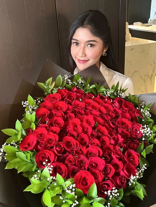 <p>Diketahui, Erina mengenakan Dior Tribales Earrings yang ditaksir seharga Rp12,1 jutaan, menurut situs resmi dior. Anting-anting ini hadir dengan detail white resin pearls dan CD signature yang elegan. [@erinagudono]</p>