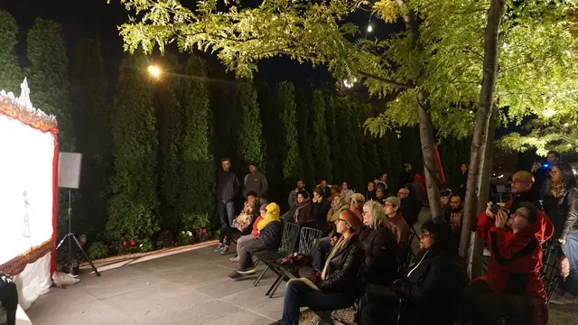 Penonton Memadati Pertunjukkan Wayang Kulit pada Nuit Blanche 2019 di Toronto, Kanada (5/10/2019) (Liputan6.com/KJRI Toronto)