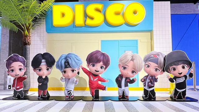 Tampilan dekorasi di toko Pop-up BTS di Malaysia